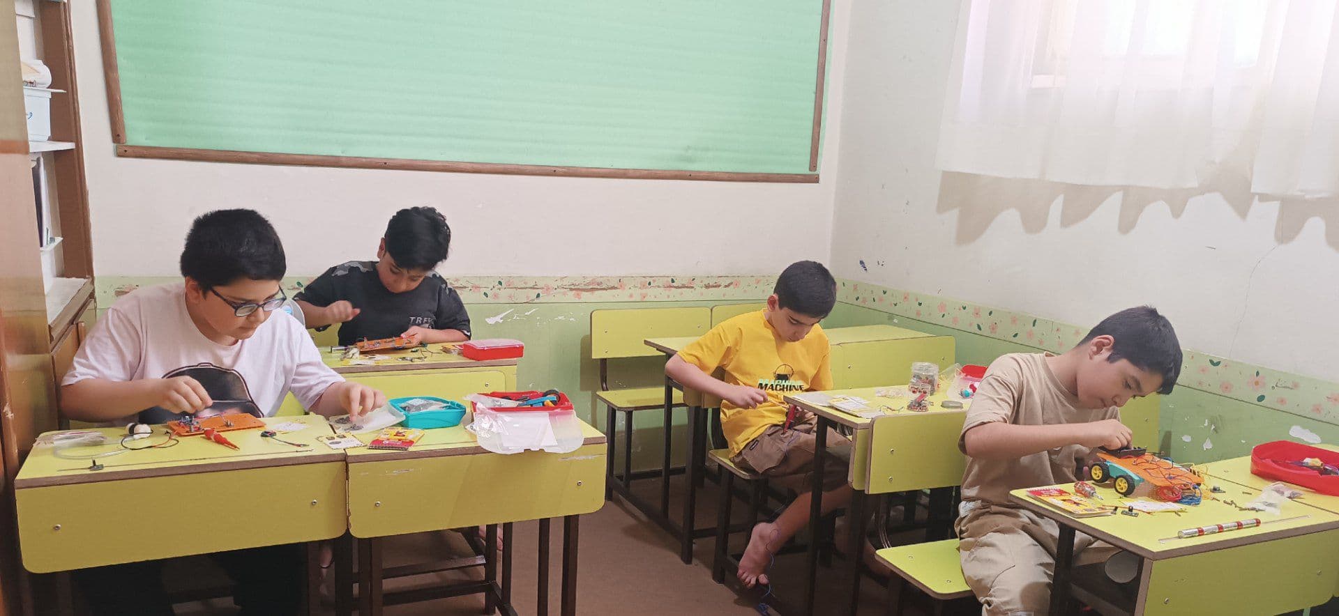 برگزاری کلاس های تابستانه رباتیک و الکترونیک ترم دو و سه در خانه رباتیک شهرستان طرقبه و شاندیز