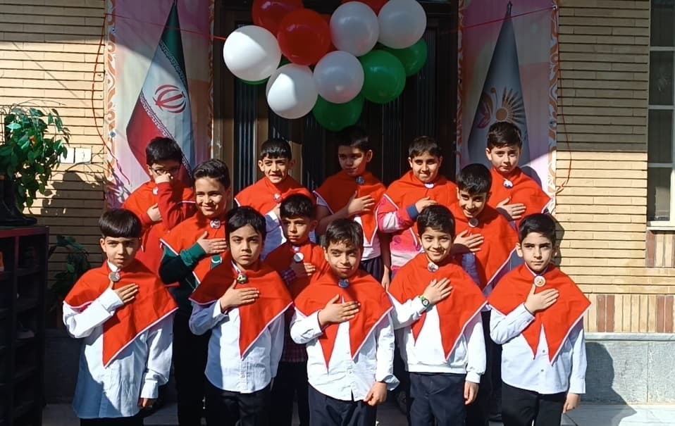 اجرای دانش آموزان پایه سوم به مناسبت دهه فجر